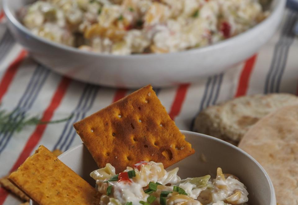 Ensaladilla de pasta con salsa rosa