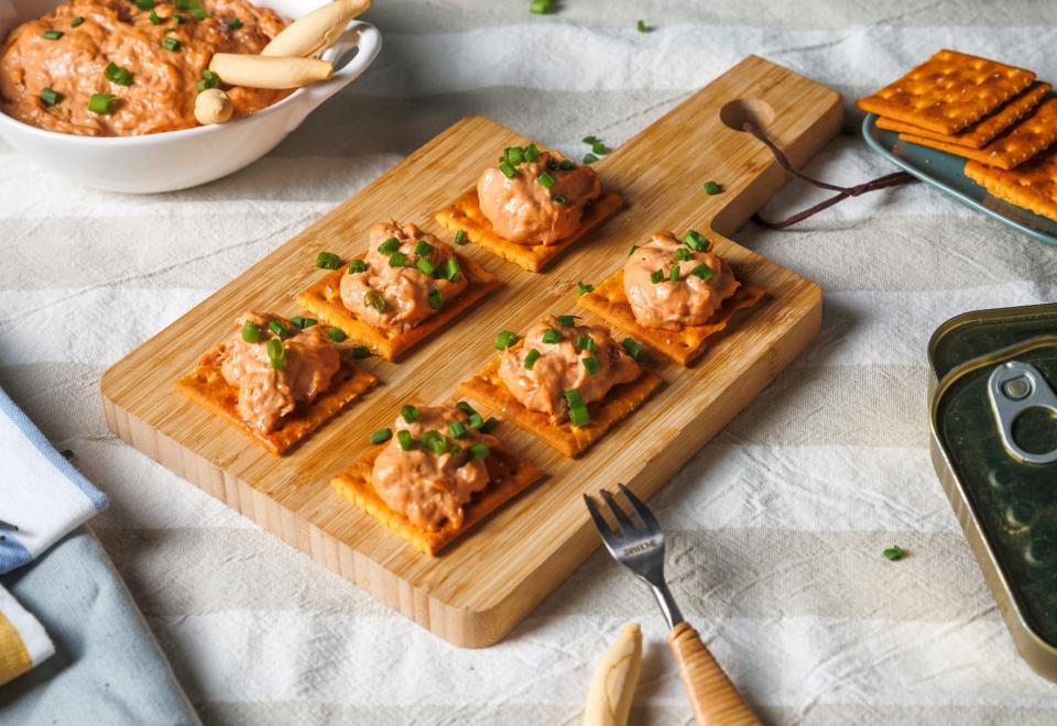 Tuna and tomato spread