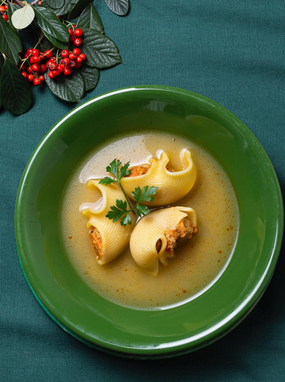 Sopa de galets rellenos de albóndigas con tomate