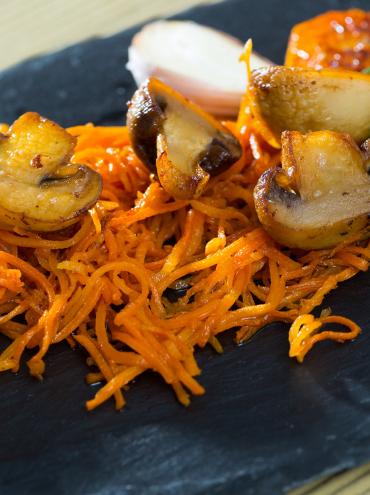 Grated carrot with mushrooms and Palacios chorizo